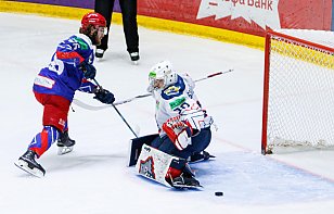 «Металлург» трижды отыгрывался в Смоленске, но пропустил в овертайме