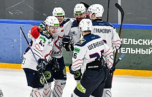 «Металлург» повторно победил в дерби благодаря дублю Веремеенко и напрямую вышел в плей-офф